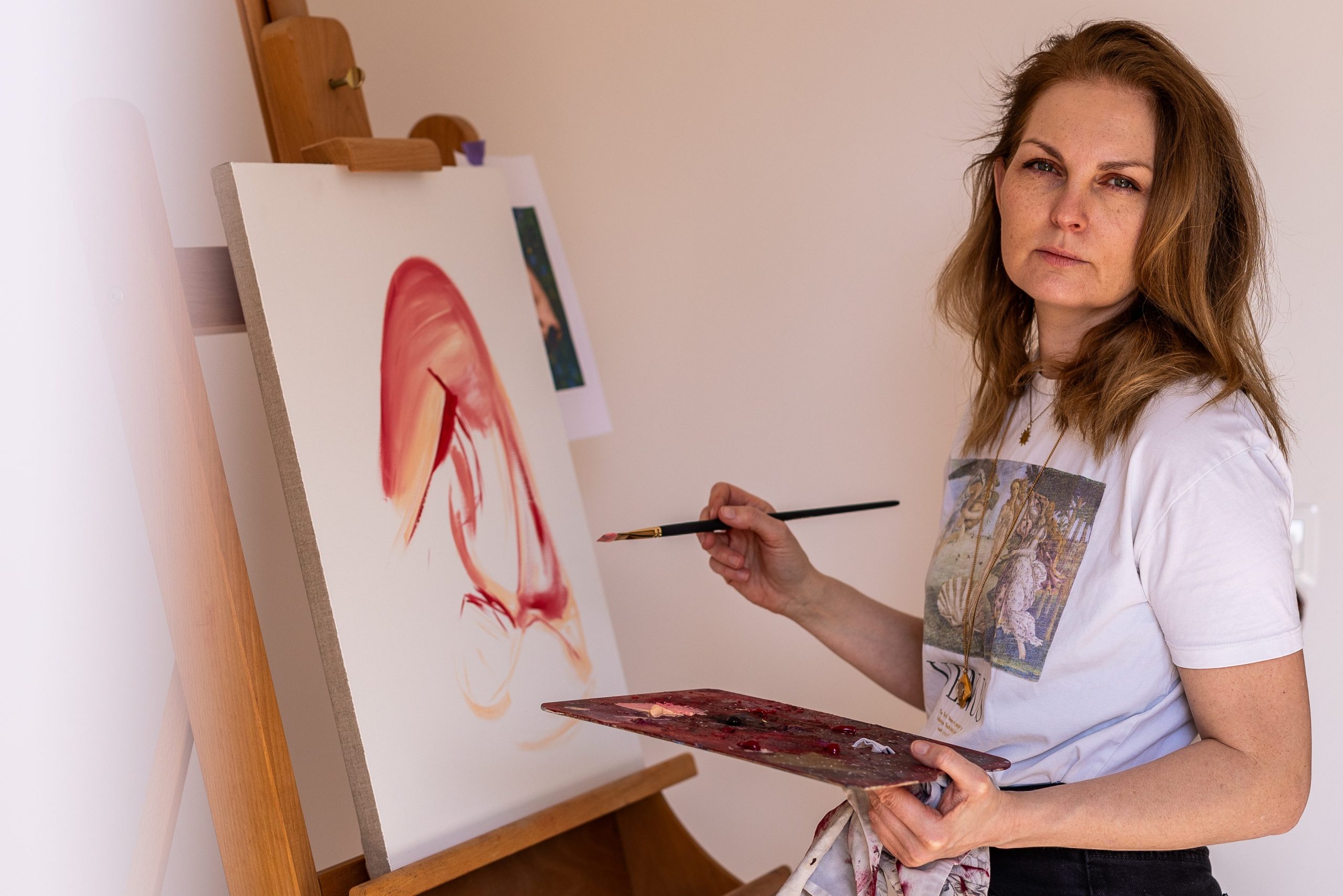 Mujer pintando un cuadro
